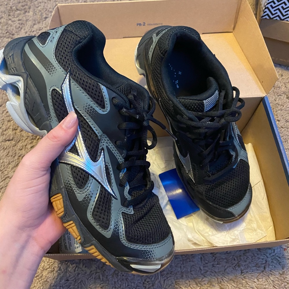 black mizuno shoes